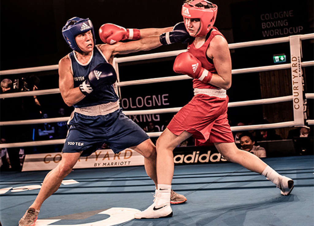 Zwei Boxerinnen im Boxing beim Schlagabtausch