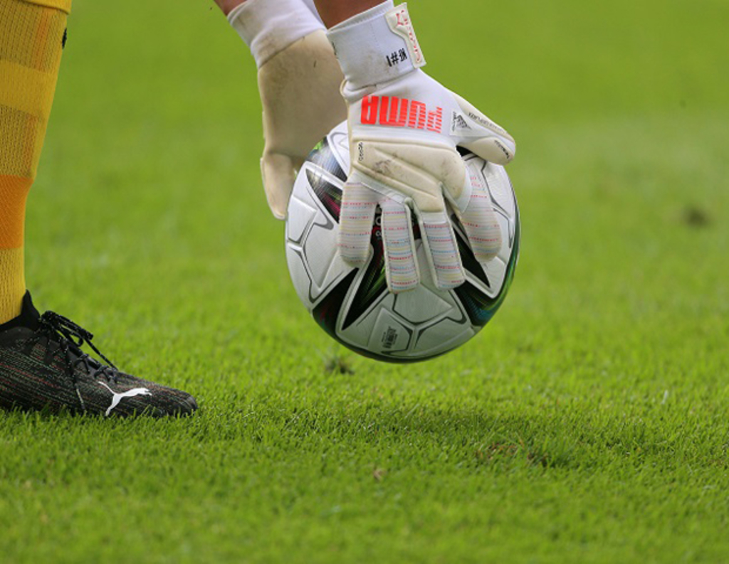 Torhüterinnenhände legen den Ball zum Abstoß hin