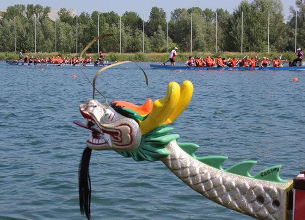 Drachenboote im Wasser