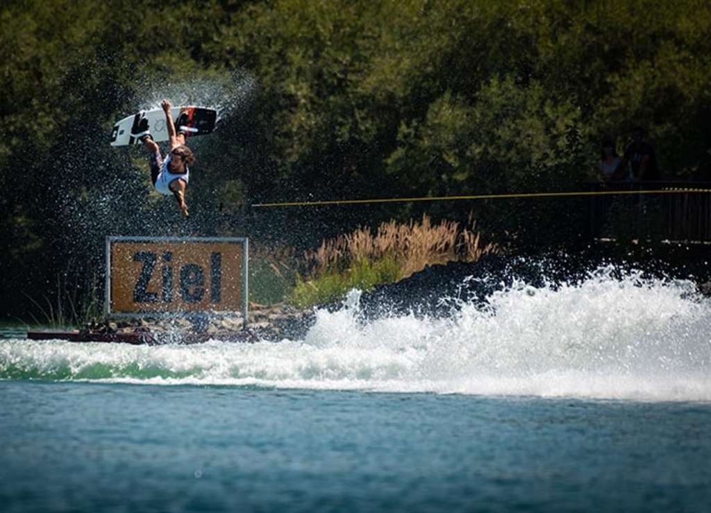 Wakeboarder beim Sprung