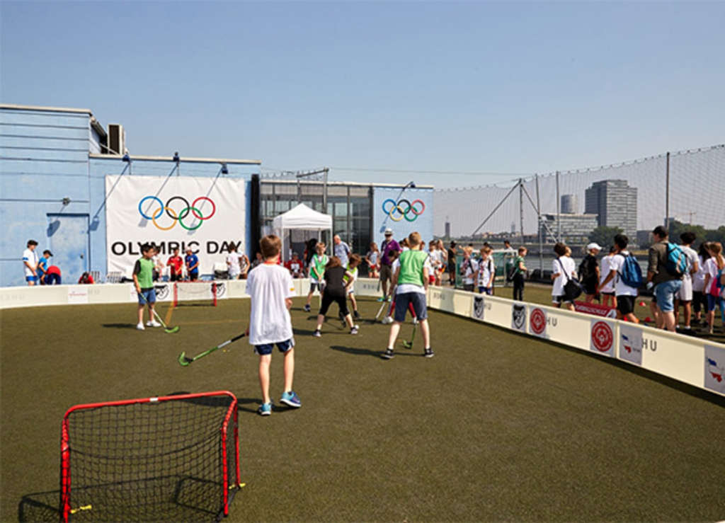 Hockeyspiel auf dem Dach des DOSM