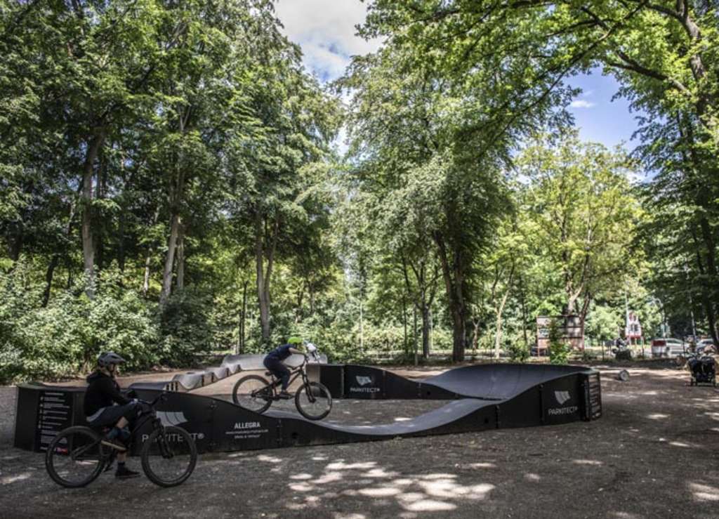 Pumptrack Mountainbiker befahren die befestigte Mountainbikestrecke