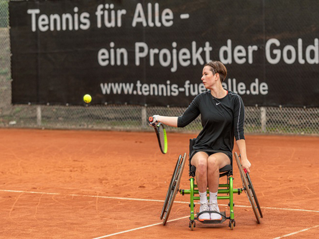 Rollstuhltennis-Spielerin in Aktion