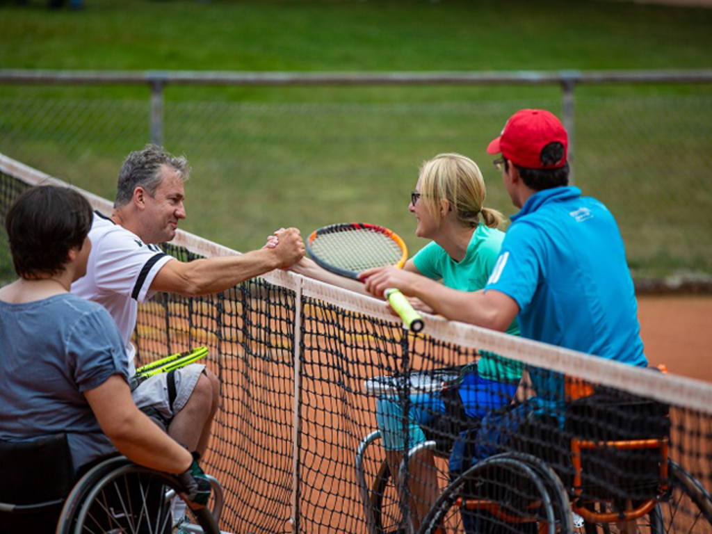 Shake Handy beim Rollstuhl-Tennis-Doppel