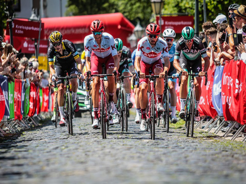 Radfahrer nehmen den Anstieg am Bensberger Schloss