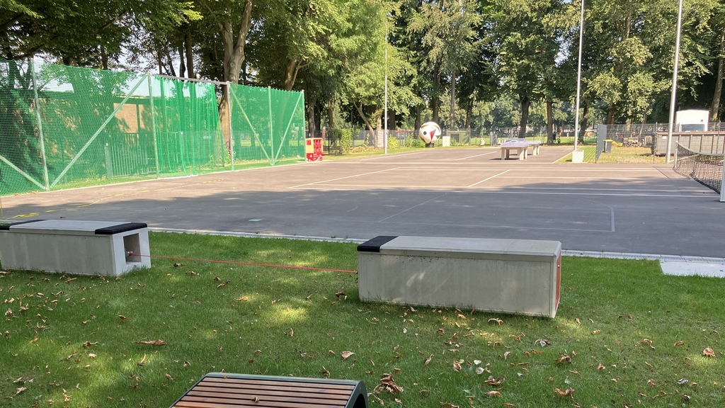 Fläche mit Sportgeräten