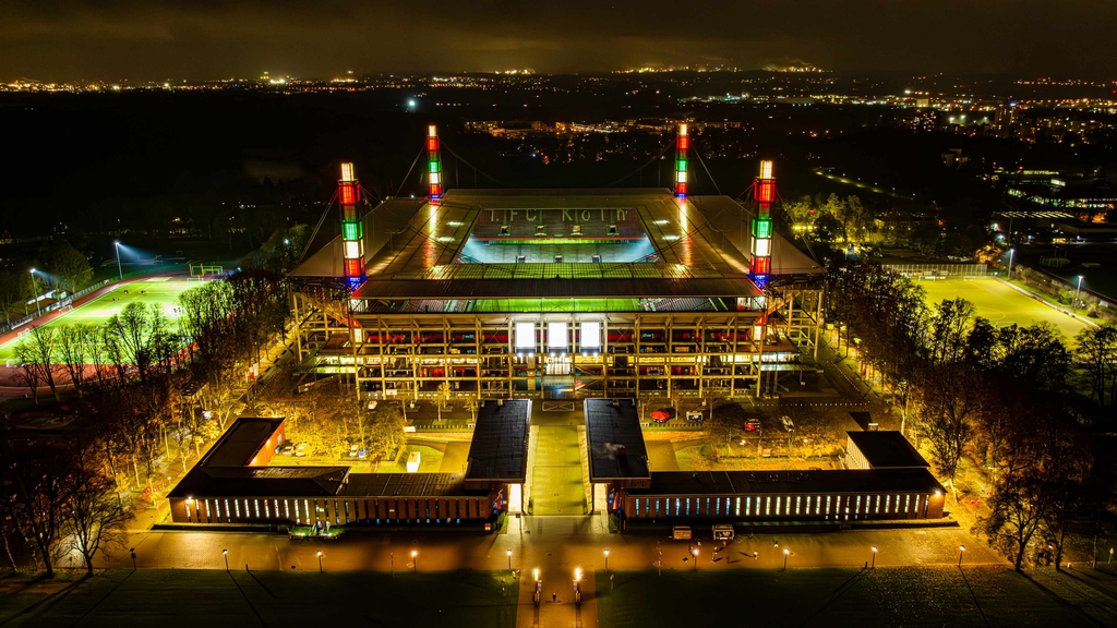 RheinEnergie STADION bei Nacht bunt beleuchtet