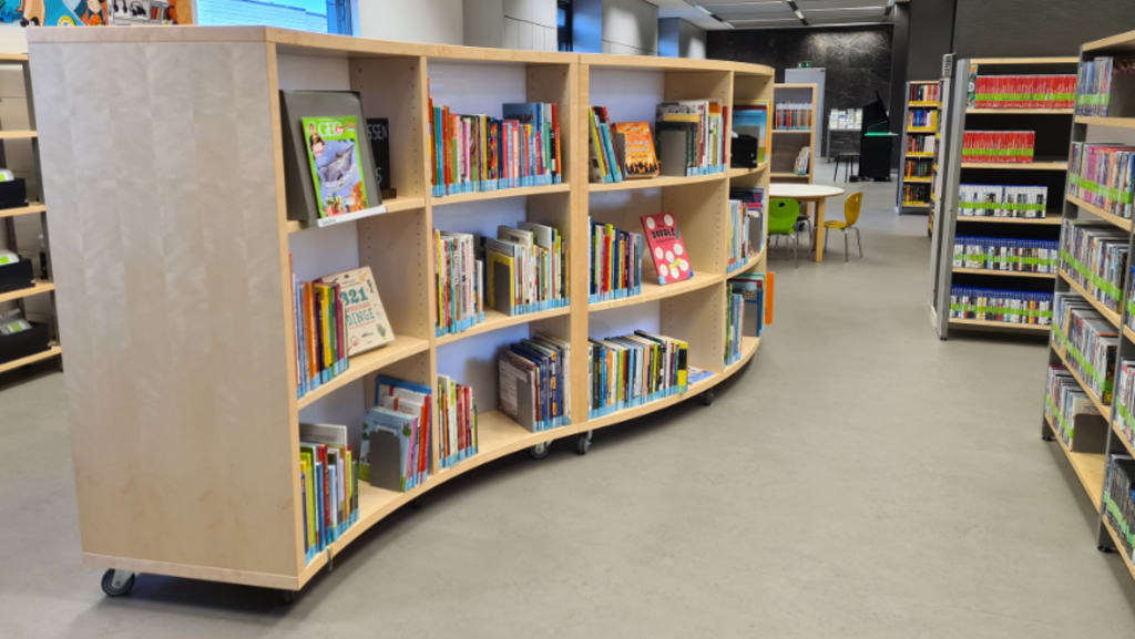Foto der neugestalteten Stadtteilbibliothek Ehrenfeld mit neuen Bücherregalen