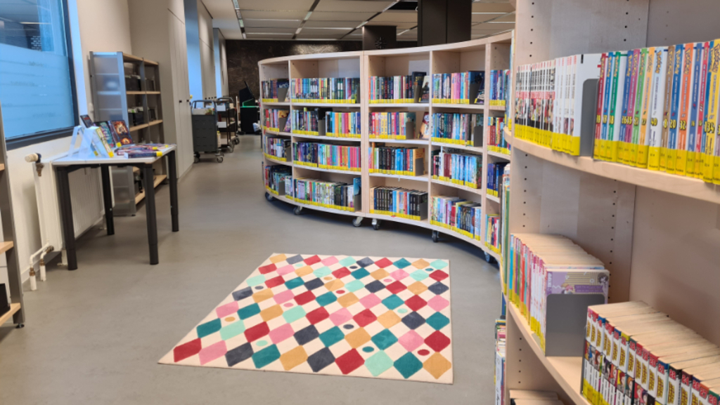 Foto der neugestalteten Stadtteilbibliothek Ehrenfeld mit neuen Bücherregalen