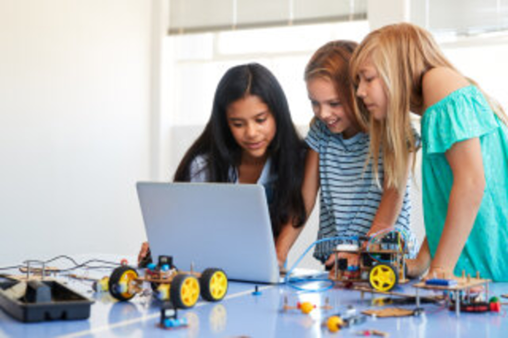 Drei Mädchen programmieren Roboter, Link auf MINT-Cluster "ffabfutures2" - Stadt Köln