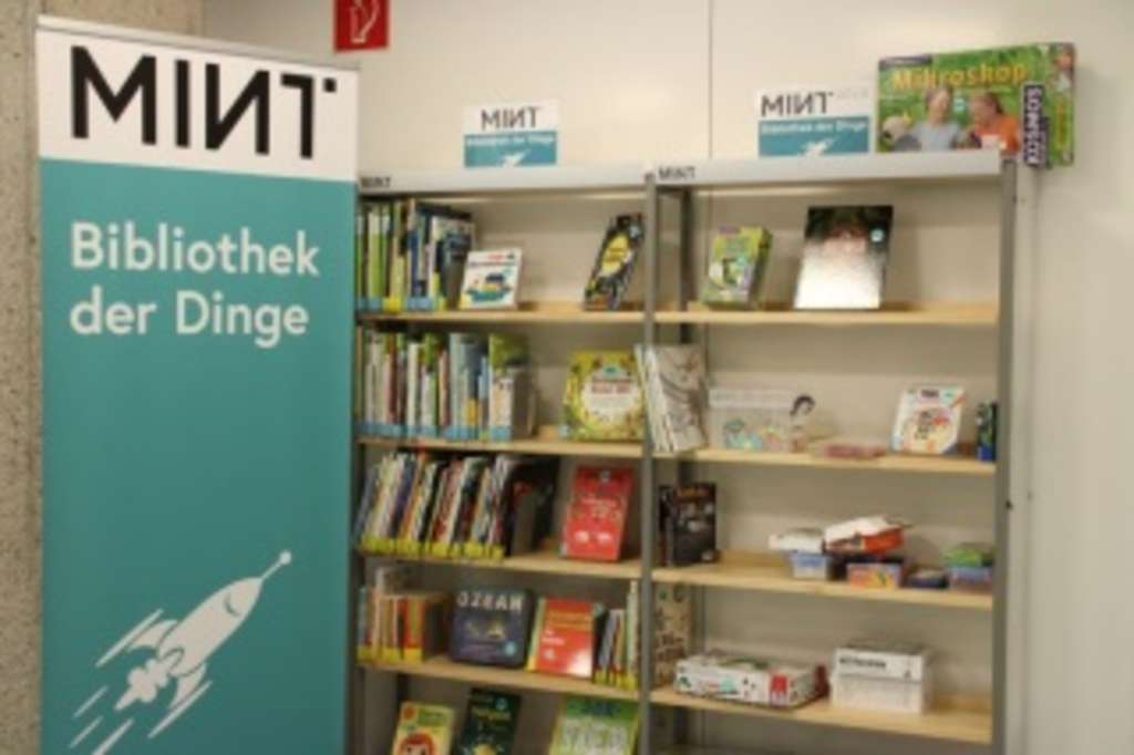 MINT Bibliothek der Dinge Zwei Bücherregale mit Büchern, Link auf Bibliothek der Dinge