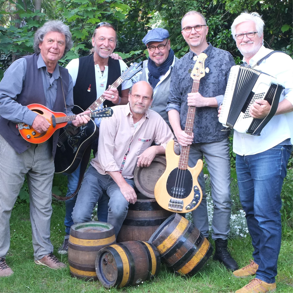 Foto der Band Ahl Kamelle - 6 Männer mit Musikinstriumenten