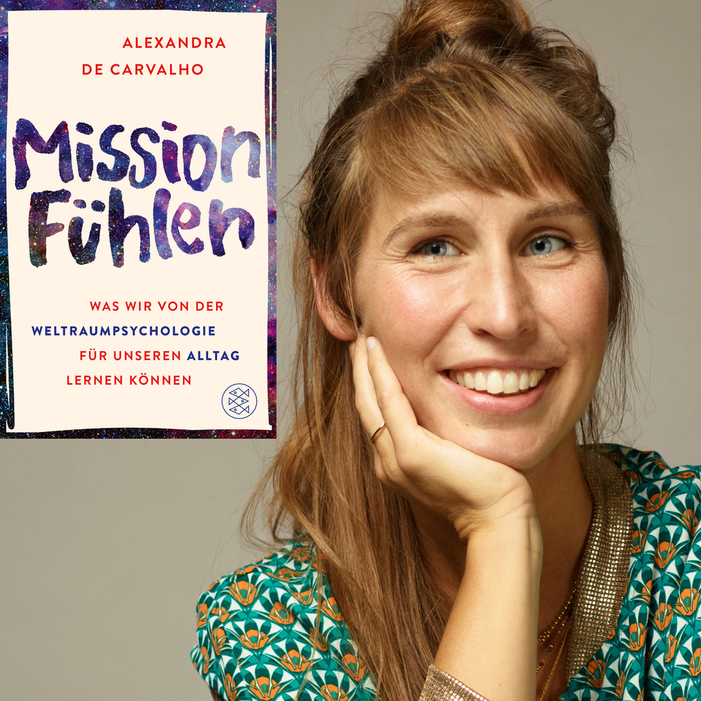 Lächelnde Frau und Buchcover von "Mission fühlen"