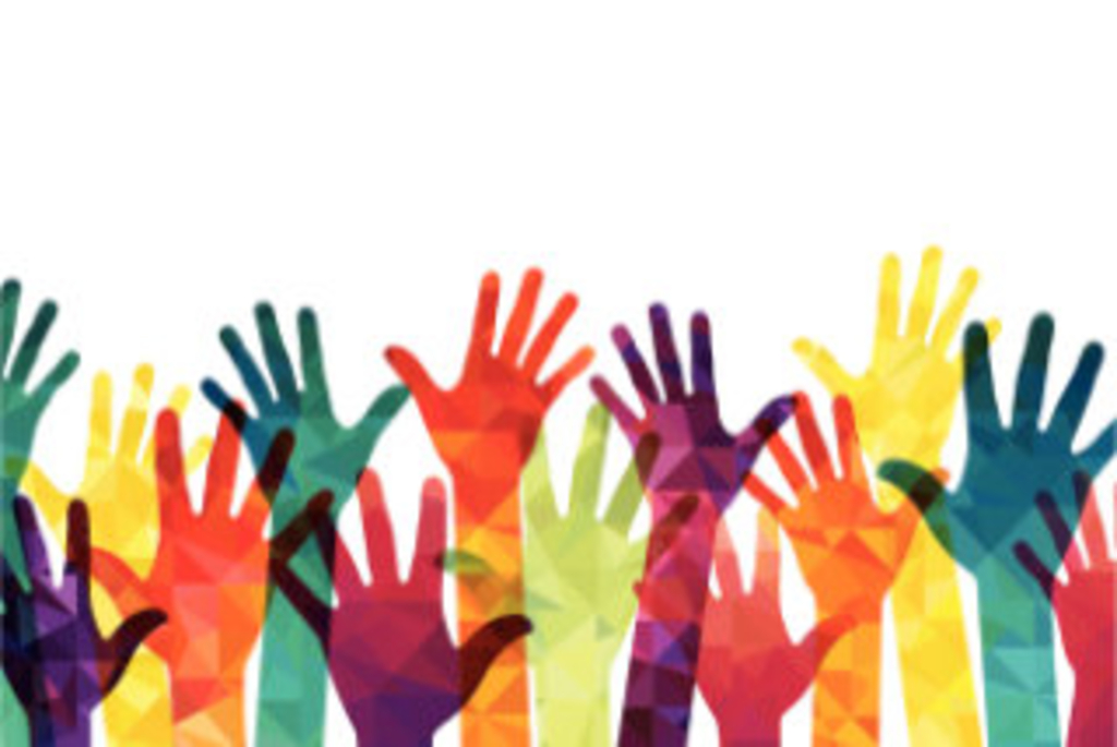 Farbenfrohe Hände in die Luft gestreckt