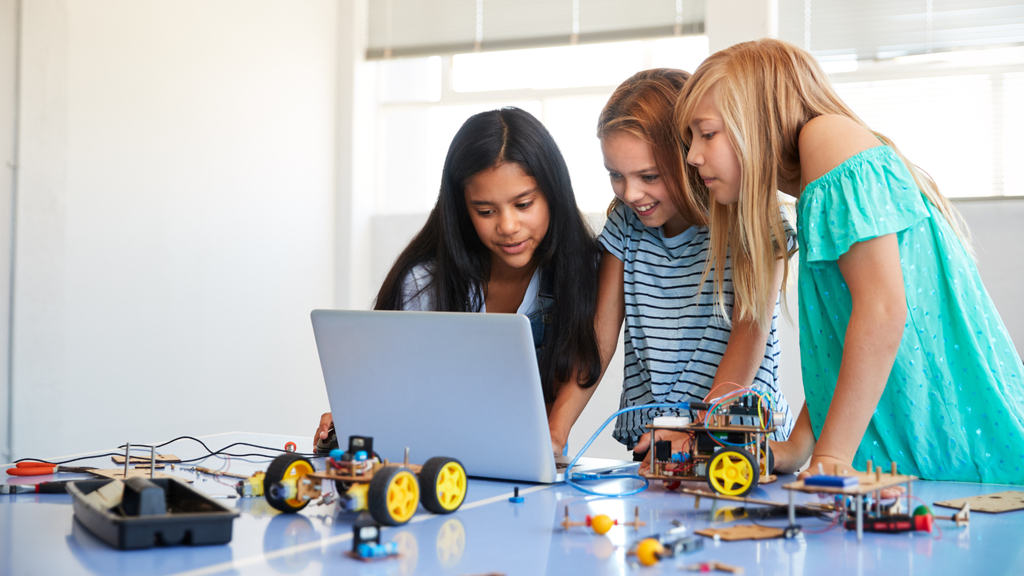 Drei Mädchen programmieren Roboter