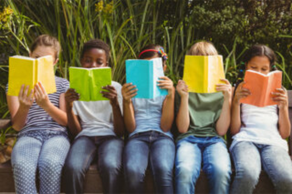 5 Kinder halten Bücher vor ihre Gesichter