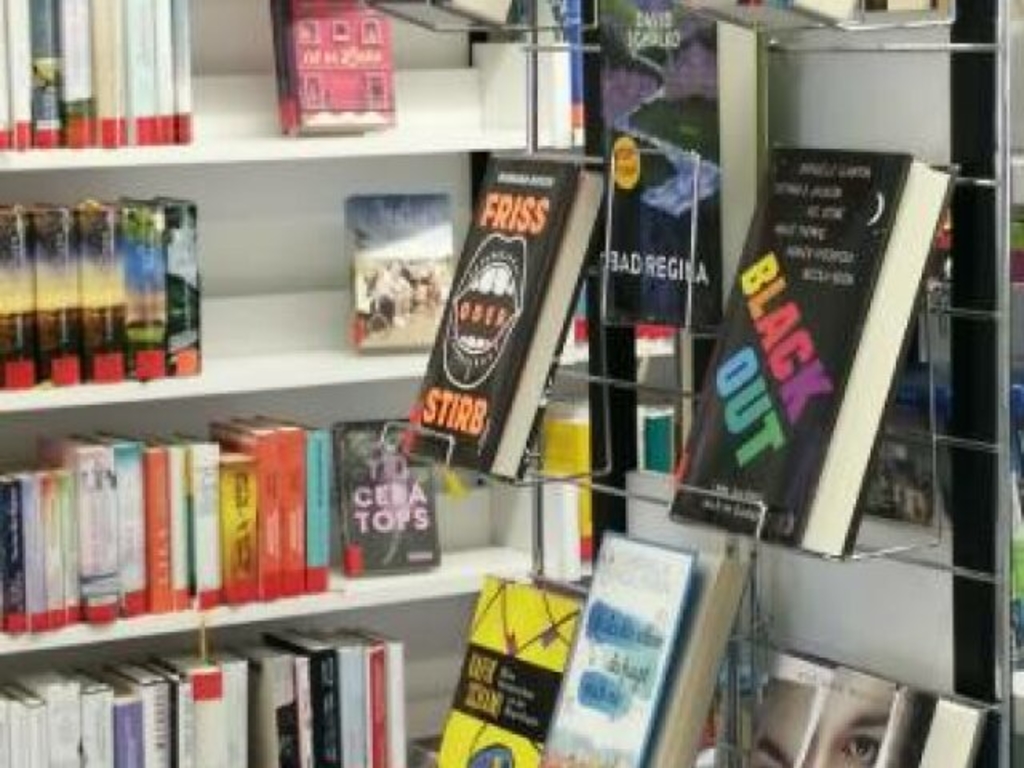 Wandregal mit Büchern