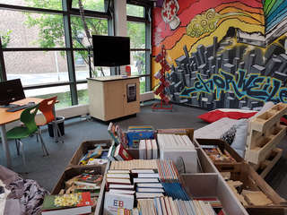 Graffiti und Plattensofa in der Stadtbibliothek Chorweiler