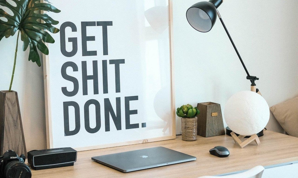 Aufgeräumter Schreibtisch mit Laptop 