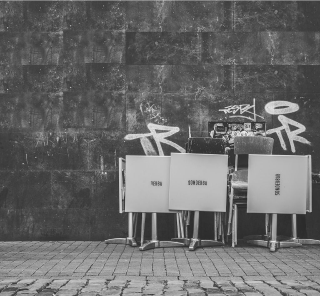 Neuverortung - Bild schwarz weiß mit alten Klapptischen und …