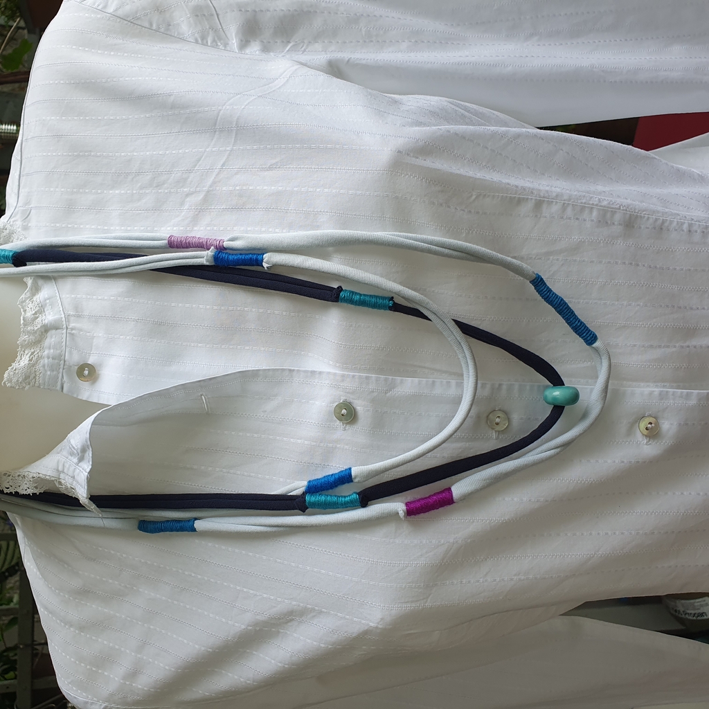 Weiße Bluse auf Puppe mit selbstgemachten Ketten