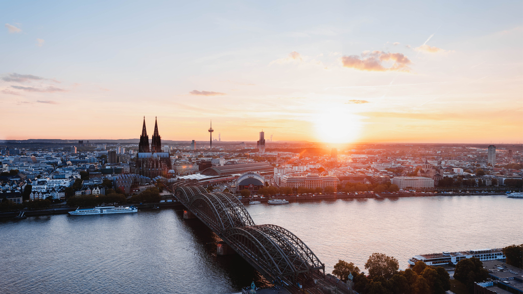 Blick auf die linksrheinische Silhouette der Kölner Innenstadt aus Höhe der Hohenzollernbrücke 