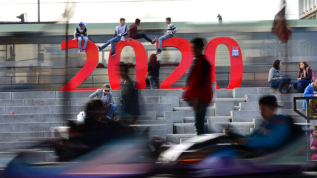 Autoscooter vor Skulptur 2020, Link auf MÜLHEIM 2020 - Stadt Köln