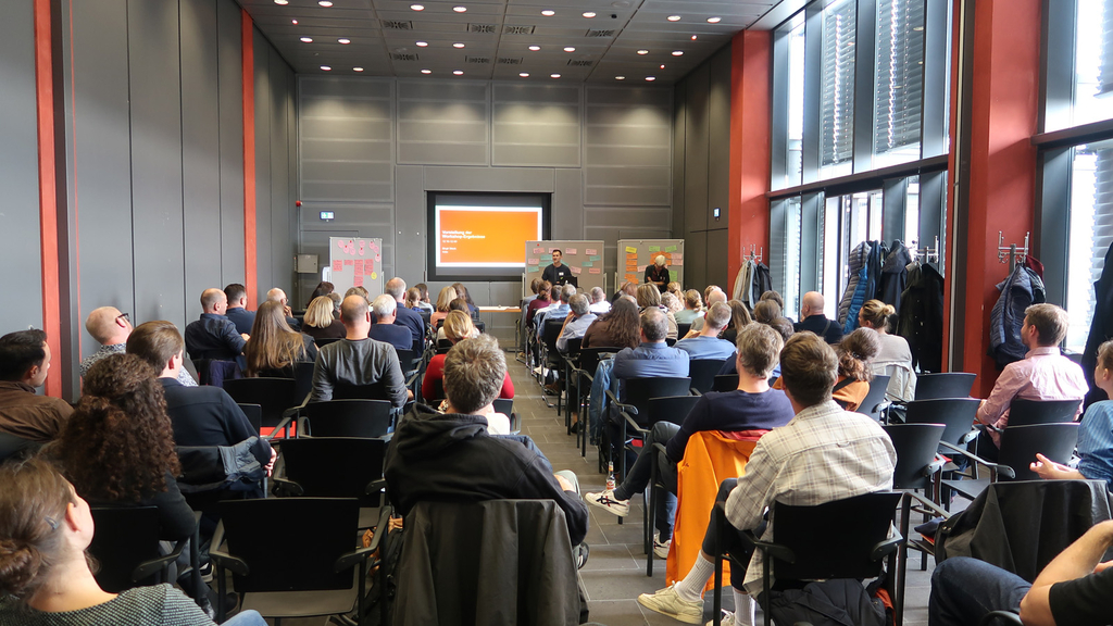 Teilnehmende während der Präsentation von Workshop-Ergebnissen im Rahmen des Städteaustauschs Soziale Erhaltungssatzung