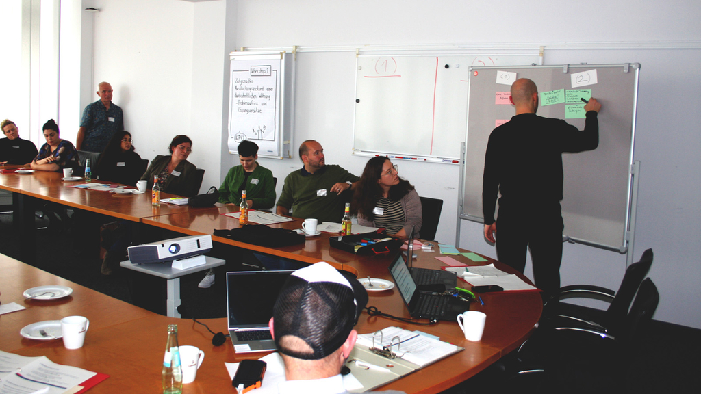 Teilnehmende eines Vortrags im Rahmen des Städteaustauschs Soziale Erhaltungssatzung