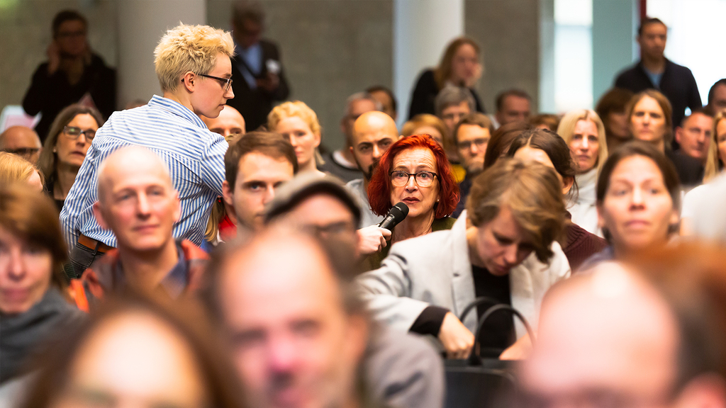 Das Foto zeigt eine Redebeteiligung eines Teilnehmers während des zweiten Zukunftsforums.