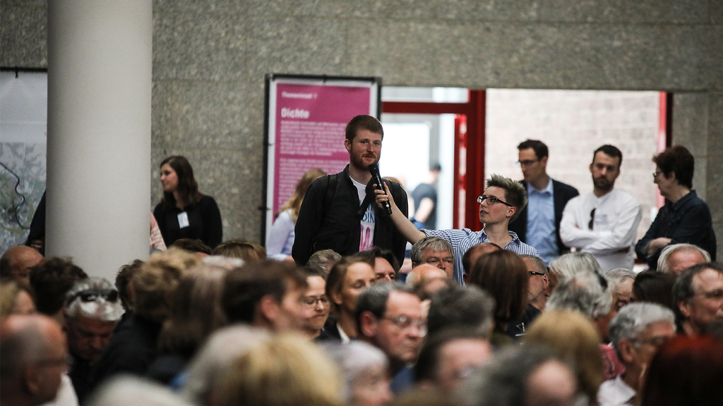 Das Foto zeigt eine Redebeteiligung eines Teilnehmers während des ersten Zukunftsforums.