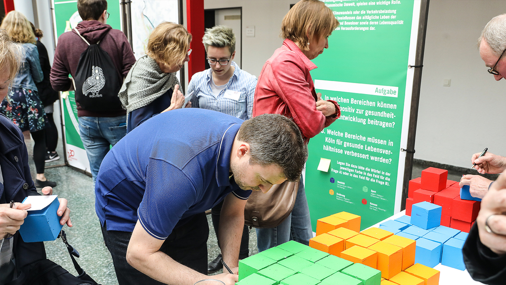 Das Foto zeigt Teilnehmende des ersten Zukunftsforums an einer Arbeitsstation.