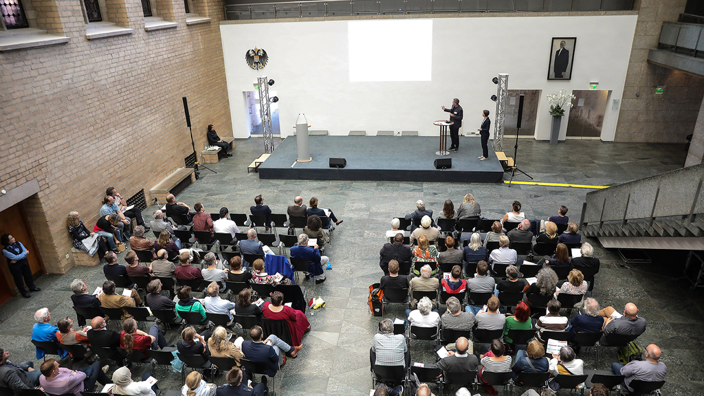 Das Foto zeigt das Bühnenprogramm des ersten Zukunftsforums.