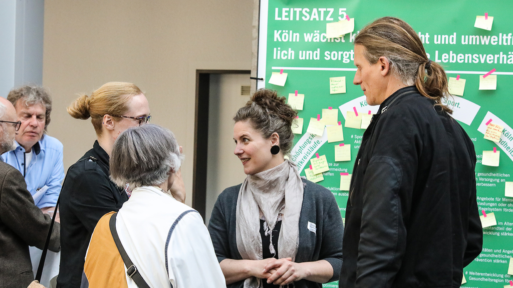 Das Foto zeigt Teilnehmende des ersten Zukunftsforums an einer Arbeitsstation.