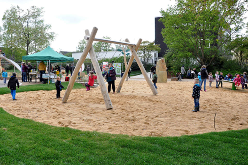 Gesamtblick auf Spielplatz 