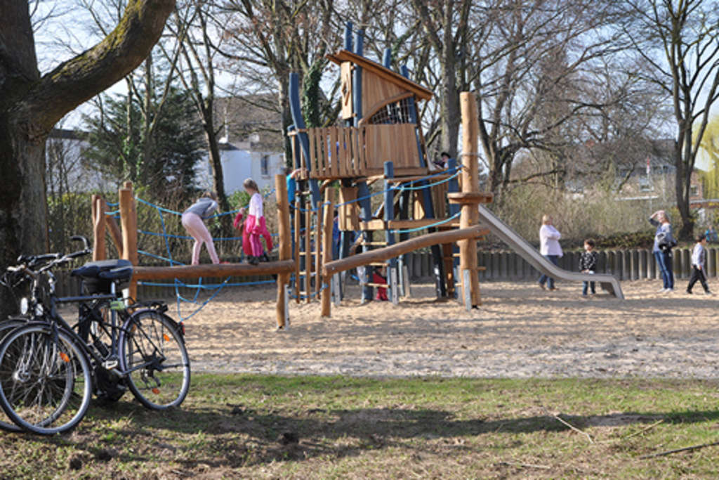Große Spielanlage mit spielenden Kindern