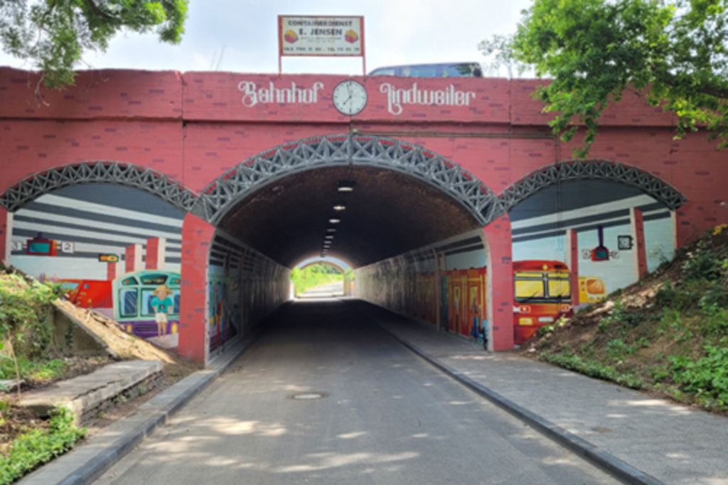 Illusionsmalerei in Unterführung Pingenweg Motiv „Bahnhof Lindweiler“: Ausgang nach Lindweiler