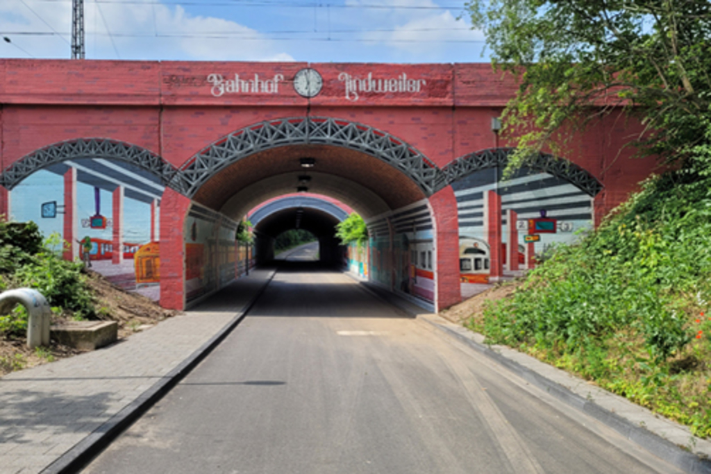 Illusionsmalerei in Unterführung Pingenweg Motiv „Bahnhof Lindweiler": Eingang nach Lindweiler
