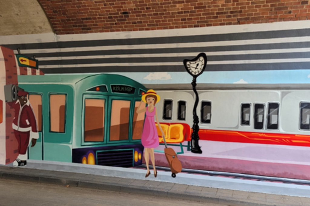 Illusionsmalerei in Unterführung Pingenweg Motiv „Bahnhof Lindweiler“: wartende Menschen