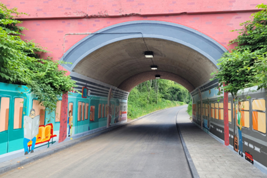 Illusionsmalerei in Unterführung Pingenweg Motiv „Bahnhof Lindweiler“: Blick in die Unterführung