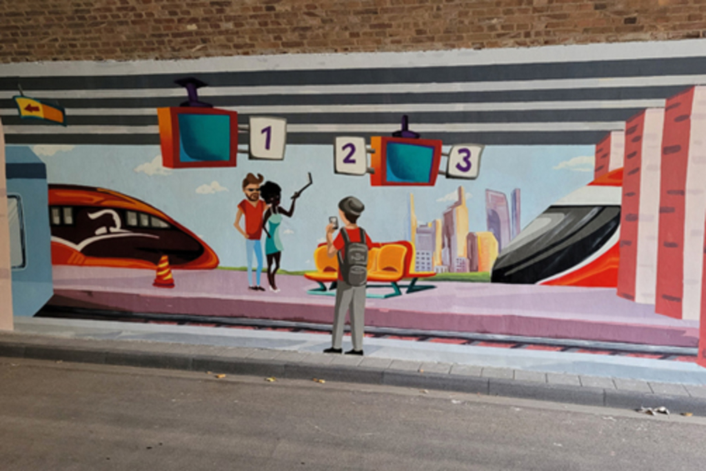 Illusionsmalerei in Unterführung Pingenweg Motiv „Bahnhof Lindweiler“: wartende Menschen machen Selfie