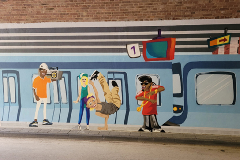 Illusionsmalerei in Unterführung Pingenweg Motiv „Bahnhof Lindweiler“: Gruppe Jugendlicher machen Breakdance