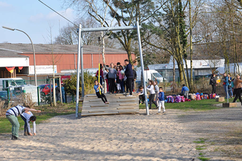 Seilbahn mit Kindern in Aktion