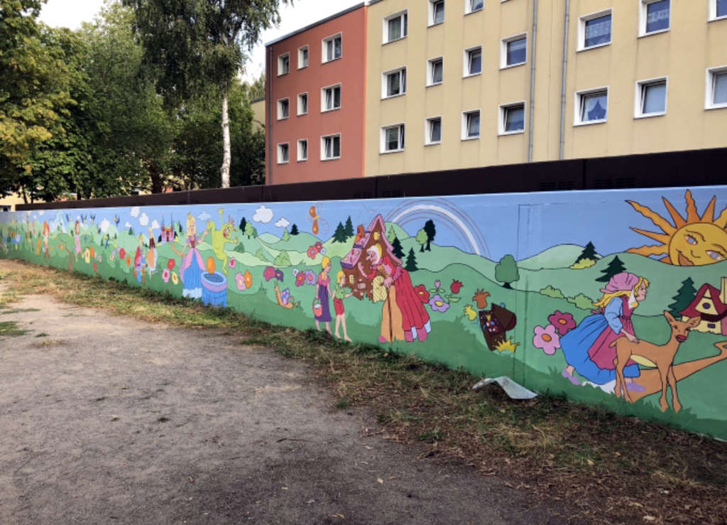 Garagenrückwand mit bunten Märchenmotiven