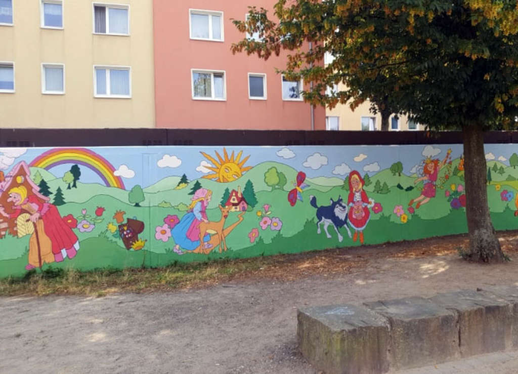 Garagenrückwand mit bunten Märchenmotiven
