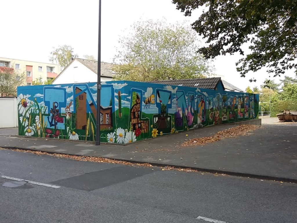 Farblich umgestaltete Garagenwand