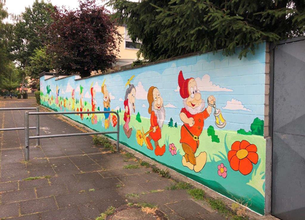 Wand mit bunten Märchenmotiven