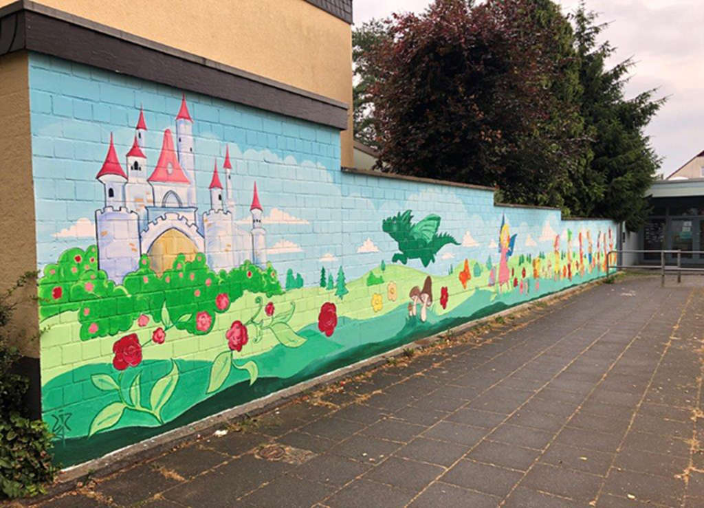 Wand mit bunten Märchenmotiven