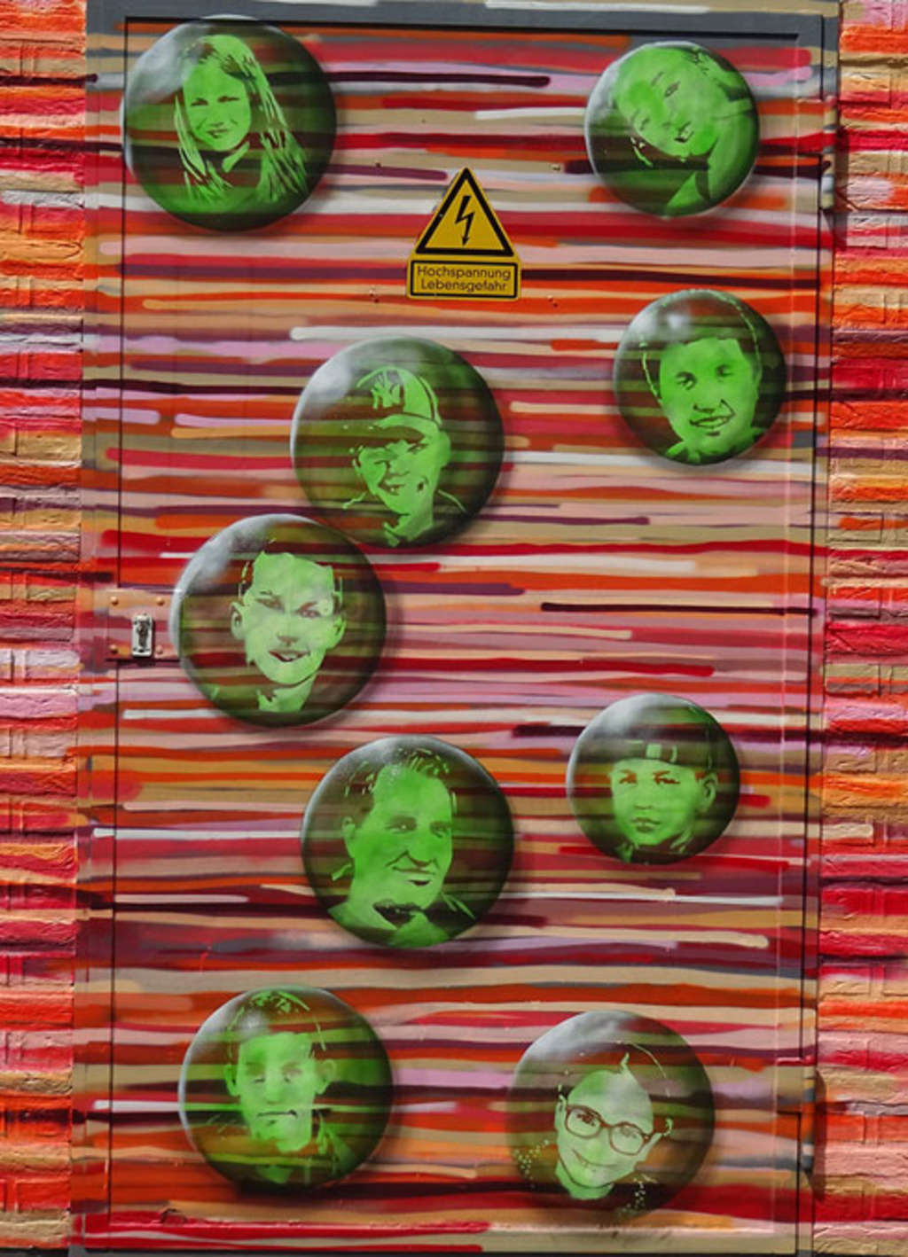 Detail Stromhaus mit Portraits der beteiligten Kinder und Jugendlichen