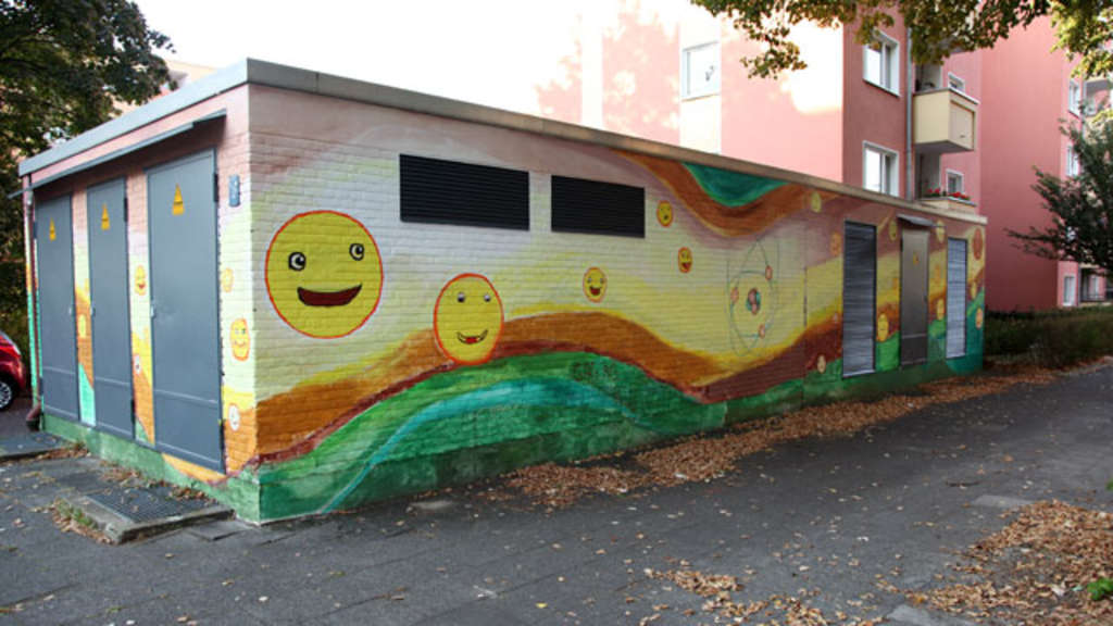 Das Stromhaus mit bemalter Wandfläche